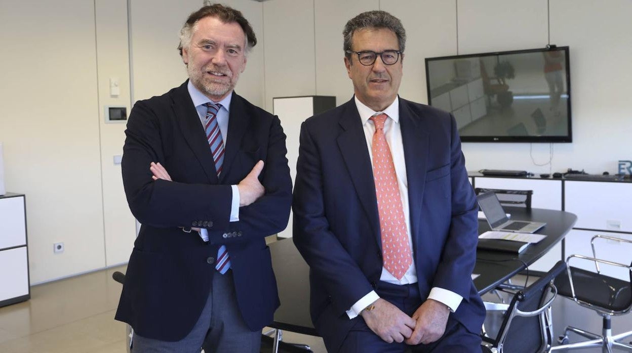 Mario Pestaña (izquierda), responsable de la Asesoría Jurídica de Abengoa, junto a Juan Pablo López-Bravo, presidente de Abenewco1, la filial operativa de la multinacional