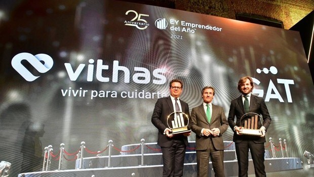 Rosauro Varo y Jorge Gallardo, presidente de Vithas, Premio Emprendedor del Año 2021 de EY
