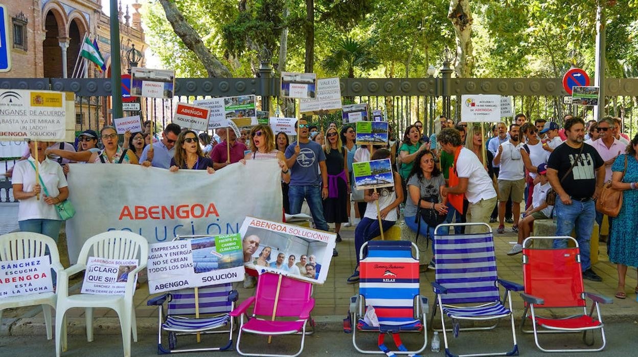 Trabajadores de Abengoa acampados en el Parque de María Luisa de Sevilla en señal de protesta