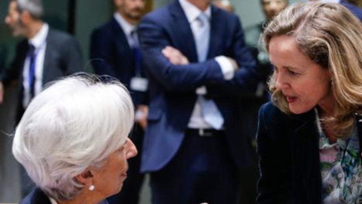Christine Lagarde (izq.), presidenta del BCE, y Nadia Calviño, vicepresidenta económica del Gobierno de España