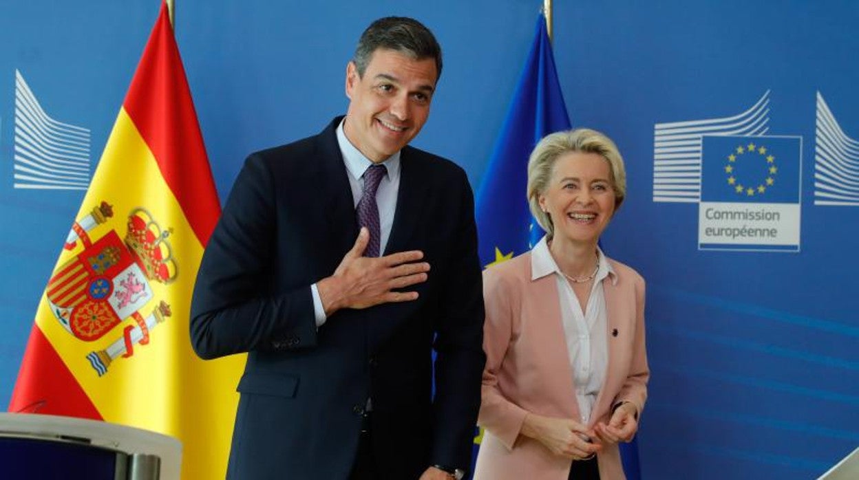 un El presidente del Gobierno, Pedro Sánchez, junto a Úrsula Von der Leyen