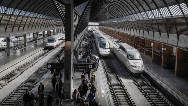 Renfe ofrece 1 millón de plazas en AVE y Larga Distancia para la primera operación salida del verano