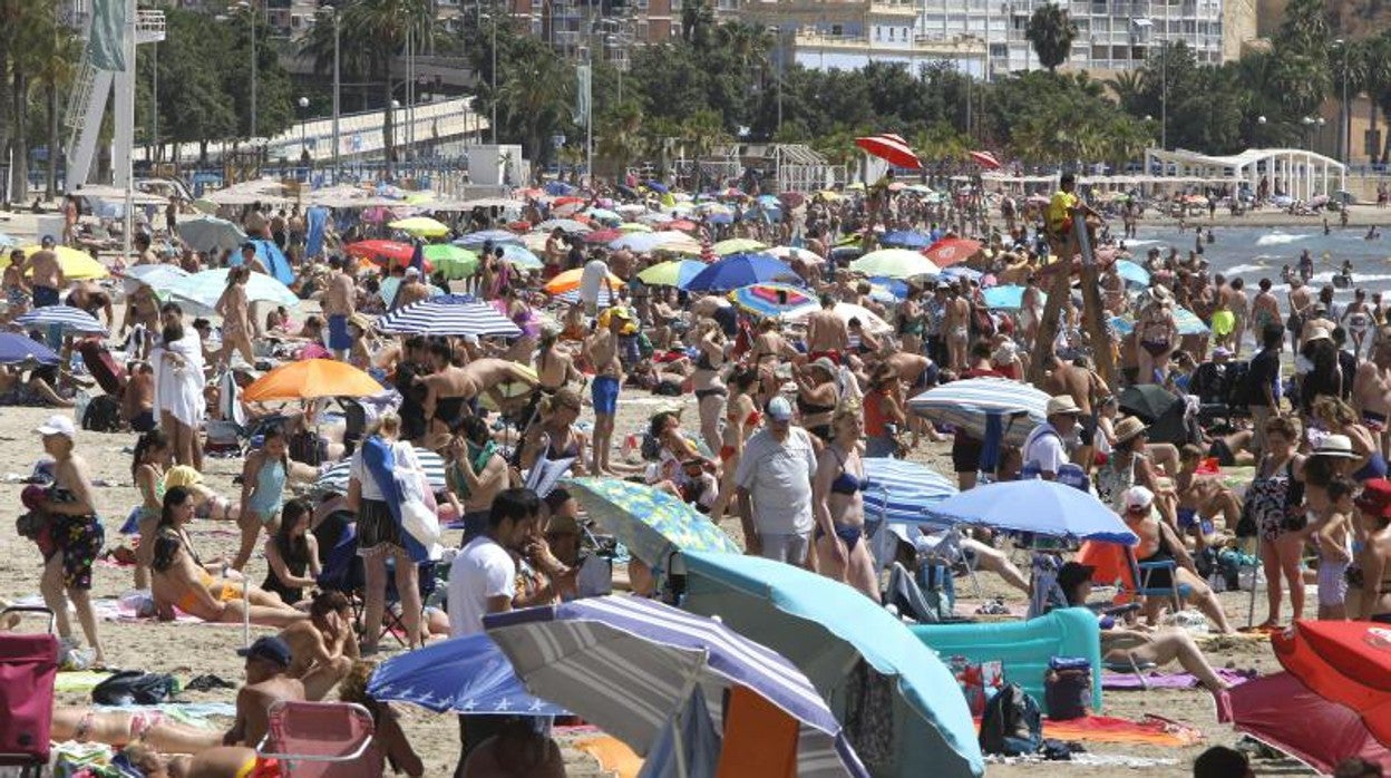 Playas llenas en el primer fin de semana de julio