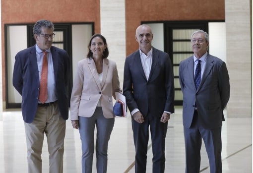 Juan Pablo López-Bravo, Reyes Maroto, Antonio Muñoz y Rogelio Velasco, en el hall del Fibes, antes de empezar la reunión