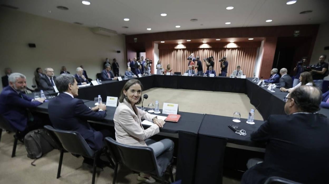 Mesa de negociación de Abengoa reunida en Fibes con la ministra de Industria, Reyes Maroto, en primer término