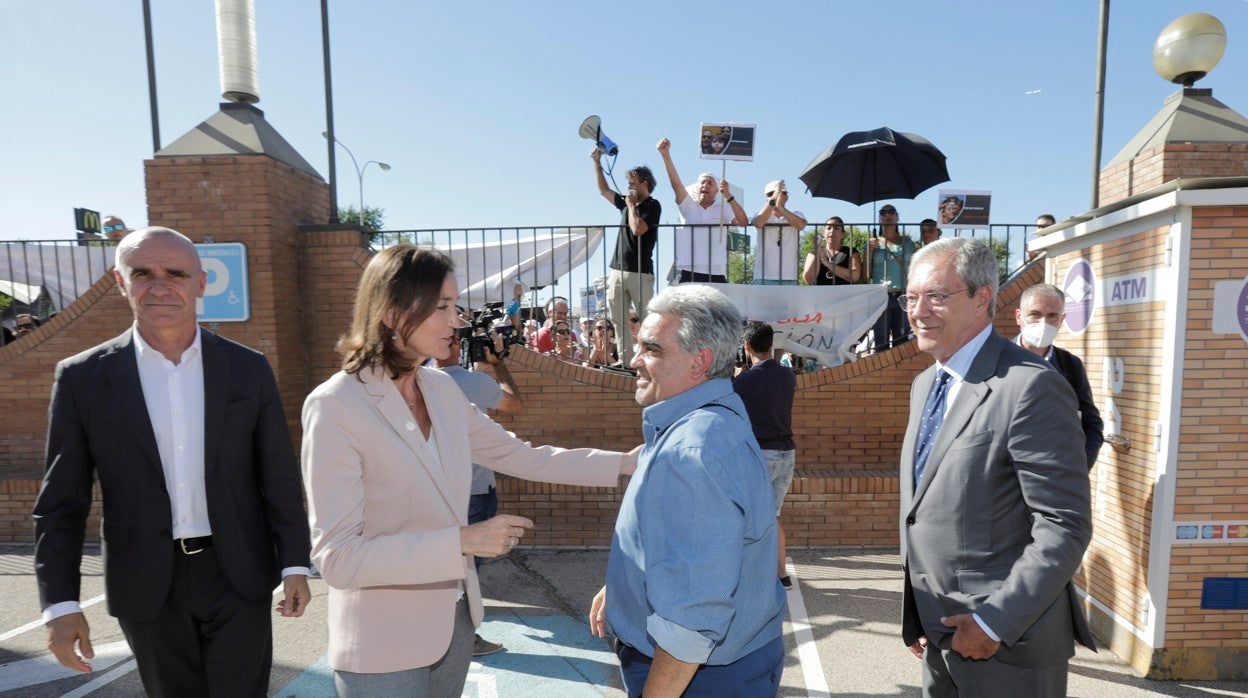 El alcalde, la ministra y el consejero saludan a representantes de los trabajadores a su salida de Fibes