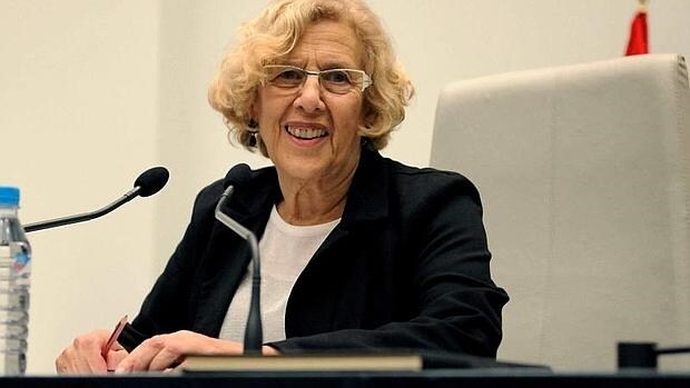 Manuela Carmena, alcaldesa de Madrid, en su asiento en el pleno del Ayuntamiento