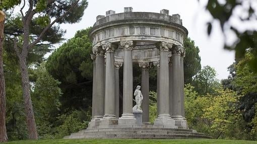 Ua de las bellas esculturas que se esconden dentro del Parque del Capricho