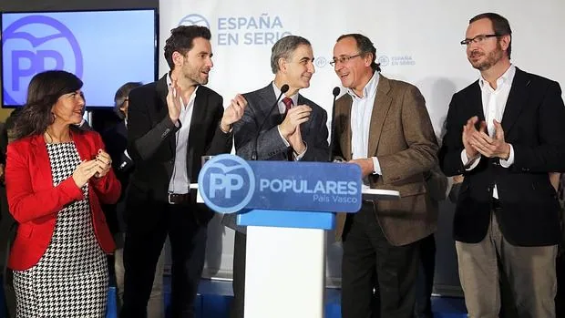 Nerea Llanos (i), junto a los tres cabezas de lista del partido al Congreso, Alfonso Alonso (2d), Borja Sémper (2i), y Leopoldo Barreda (c), y el vicesecretario sectorial del PP nacional, Javier Maroto (d),