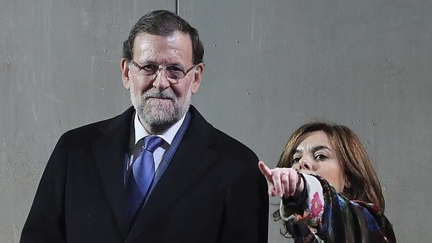 Mariano Rajoy junto a Soraya Sáenz de Santamaría en la pegada de carteles del jueves