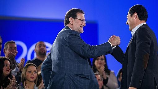 Mariano Rajoy saluda a Juanma Moreno ayer en Málaga