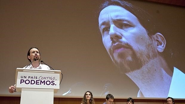 Iglesias acusa a Rajoy de preparar una «operación Menina» para hacer presidenta a Soraya