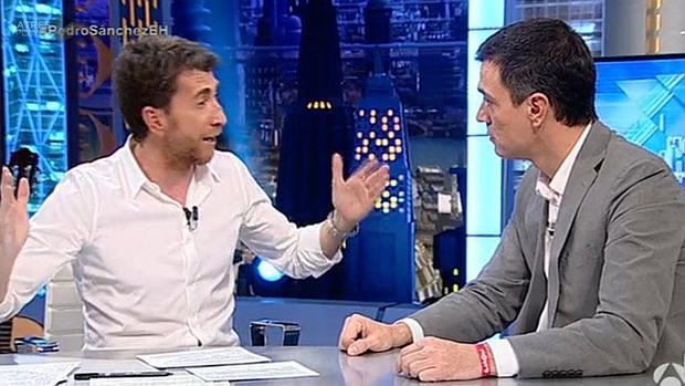 Un momento de la entrevista entre Pablo Motos y Pedro Sánchez en «El Hormiguero»