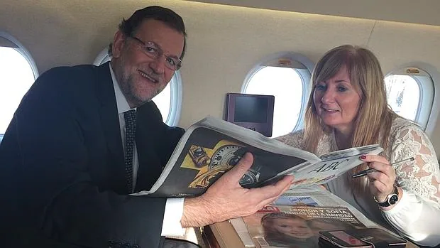 Mariano Rajoy lee ABC junto a Mayte Alcaraz