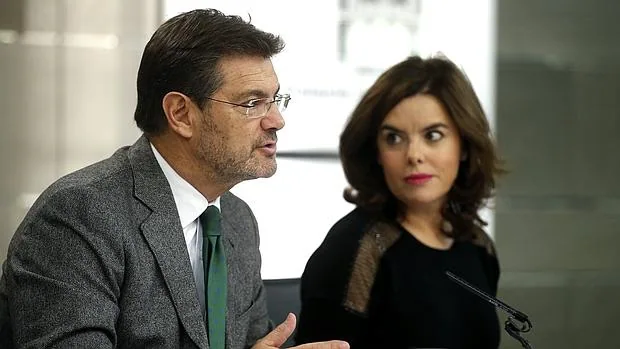 Rafael Catalá y Soraya Sáenz de Santamaría, en la rueda de prensa posterior al Consejo de Ministros