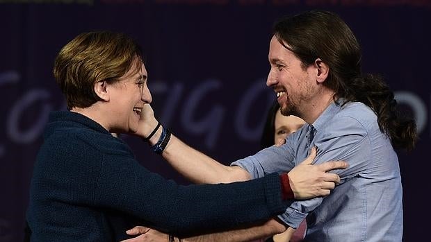 Pablo Iglesias abraza a Ada Colau, en el mitin de la Caja Mágica de Madrid