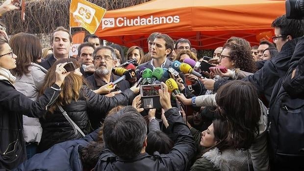 Rivera: «No se ponen de acuerdo en nada salvo en mantener la burbuja política»