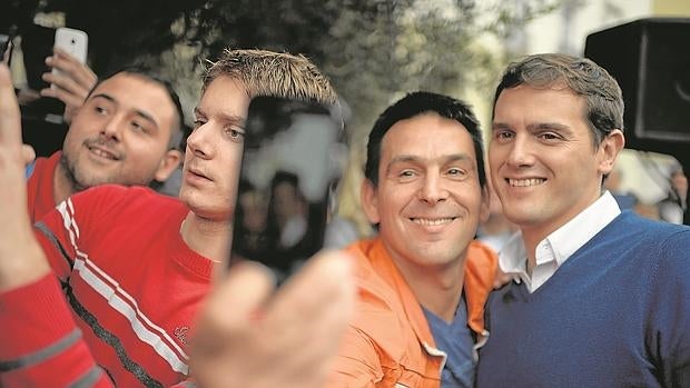 Rivera posa con un simpatizante que hace un «selfie»