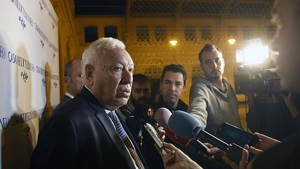 El Ministro de Asuntos Exteriores, José Manuel García Margallo, atiende a los medios