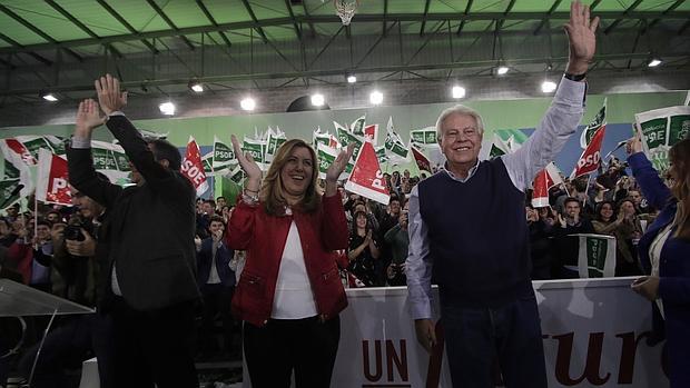 Susana Díaz y Felipe González en el transcurso del mitin