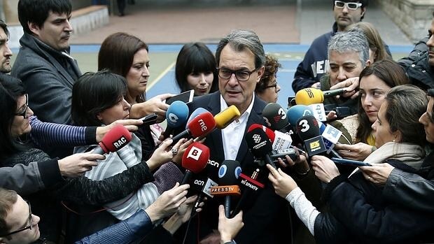 La presidente de la Generalitat de Cataluña en funciones, Artur Mas, atiende a los medios tras votar en el Colegio Infant Jesús de Travessera de Grácia e Barcelona.
