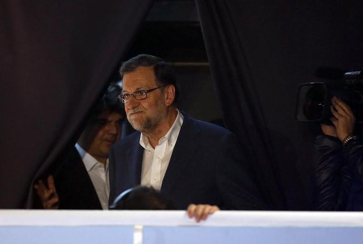 Mariano Rajoy,sale al balcón para dirigirse a sus simpatizantes en el exterior de la sede de su partido