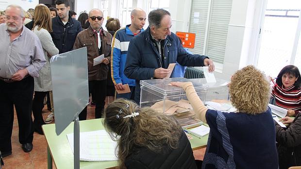 Colas para votar en Sevilla