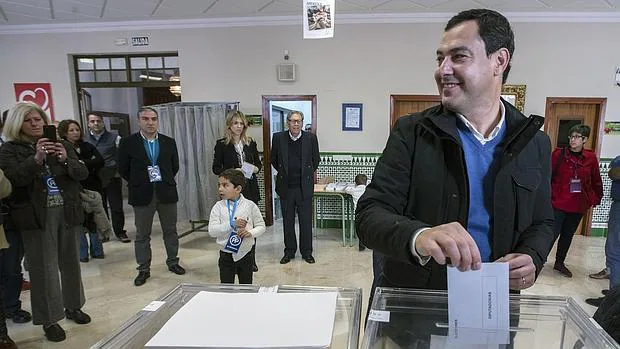 Juanma Moreno vota en el colegio Sagrado Corazón de Málaga