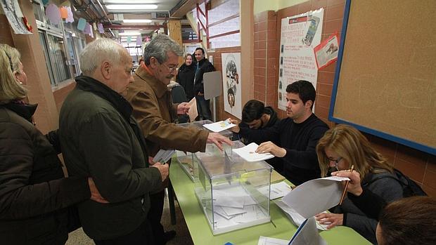 Ciudadanos ejerciendo su derecho a voto en un colegio electoral de Sevilla