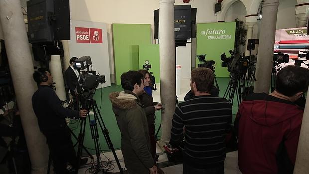 Periodistas esperando en la sede del PSOE-A