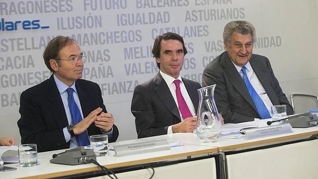 Aznar, con García-Escudero (izquierda) y Posada, en el Comité del PP