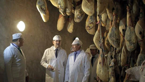 Mariano Rajoy, en la fábrica de embutidos Montesierra, en Jerez de la Frontera