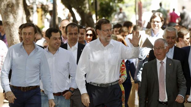 Mariano Rajoy junto a Rafael Hernando, Juanma Moreno y Gabriel Amat, en Roquetas de Mar