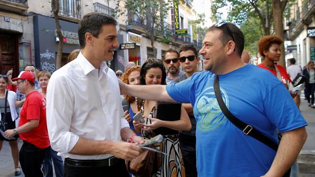 Pedro Sánchez reparte planfetos en la madrileña calle de Fuencarral