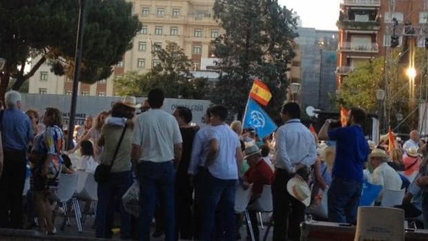 Decenas de seguidores arropan a Rajoy en Colón