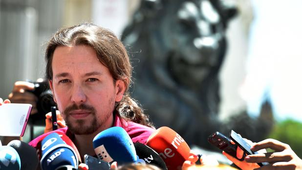 Pablo Iglesias atiende a los medios a la entrada del Congreso de los Diputados