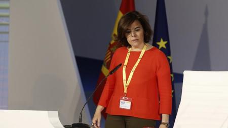 La vicepresidenta del Gobierno, Soraya Sáenz de Santamaría, visita el centro electoral