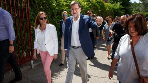 Mariano Rajoy junto a su mujer ,Elvira Fernandez, a su salida del colegio electoral