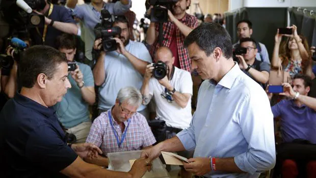 Pedro Sánchez introduce su voto en la urna