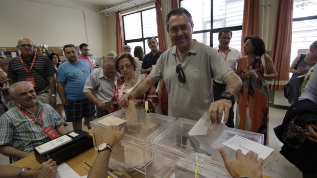 Juan Espadas, alcalde de Sevilla, vota en el CEIP Calvo Sotelo
