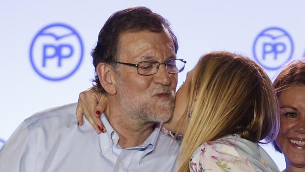 Mariano Rajoy y Cristina Cifuentes tras ganar las elecciones