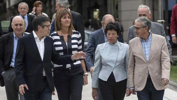 Patxi López e Idoia Mendia, junto a los exconsejeros del PSE de varios gobiernos vascos
