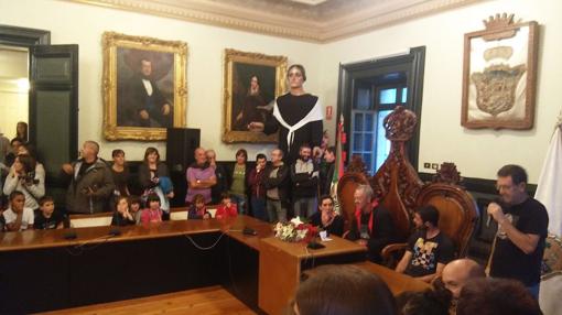 El etarra sentado en la silla del alcalde en el Ayuntamiento de Lequeitio