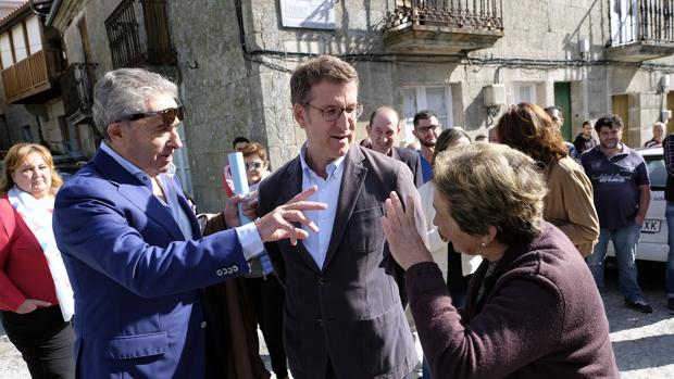 Feijóo, esta mañana durante un paseo electoral por Xunqueira de Ambía