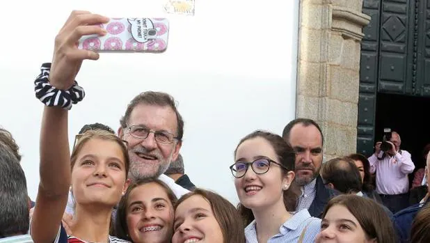 Rajoy se hace un «selfie» con jóvenes en Betanzos