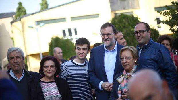 Mariano Rajoy se toma una fotografía con vecinos de la villa lucense de Vilalba