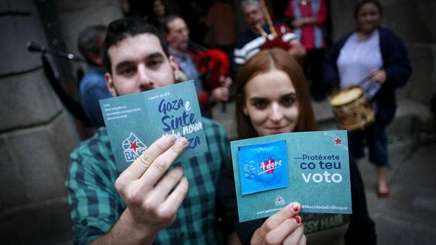 Miembros del BNG reparten preservativos con propagando electoral en un mitin en La Coruña