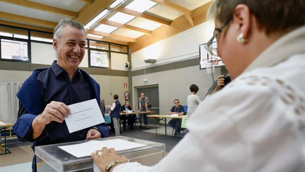 Urkullu madruga para votar y pide que los vascos decidan mirando al futuro «como hasta ahora»