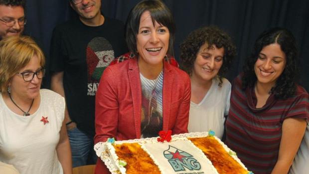 Pontón, con la tarta de cumpleaños del BNG