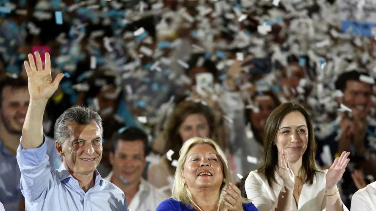 Mauricio Macri, junto a María Eugenia Vidal (d) y Elisa Carrió, en un acto de campaña, este martes en Buenos Aires